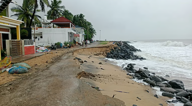 Cyclone Titva causes sea damage in Puducherry: Small canals cut off due to sea erosion!Cyclone Titva causes sea damage in Puducherry: Small canals cut off due to sea erosion!