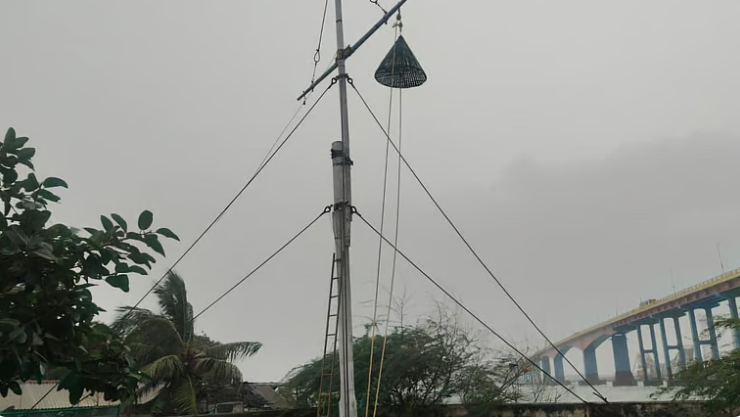 Red alert for Chengalpattu, Villupuram, Cuddalore, Mayiladuthurai! Cyclone 'Tithva' may bring gusty winds of up to 90 kmph.
