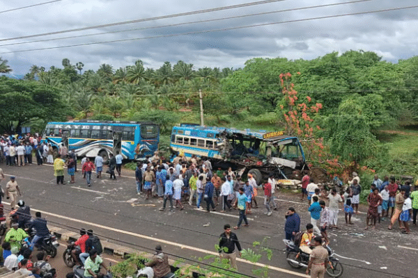 2 buses collide head-on near Tenkasi - 6 killed, more than 30 injured