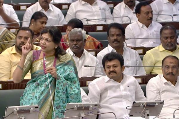 "சட்டமன்றத்தில் பாடம் நடத்தும் முனைவர் சௌமியா அன்புமணி" - முன்னாள் முதல்வர் ஜெயலலிதாவின் நேர்முக உதவியாளர் புகழாரம்!